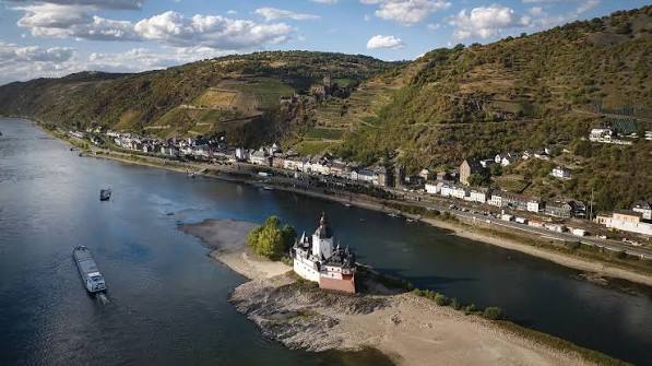 Intelligence Check: How Many Chemical Makers Has the Dry Rhine Affected This Summer?